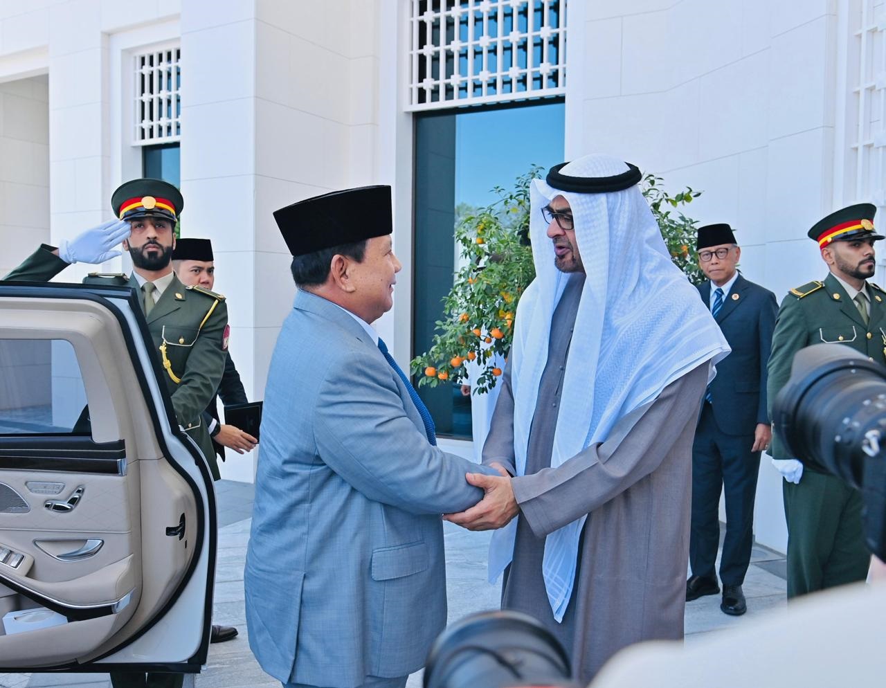 Bertemu Presiden MBZ, Presiden Prabowo Disambut Hangat di Istana Qasr Al Shatie