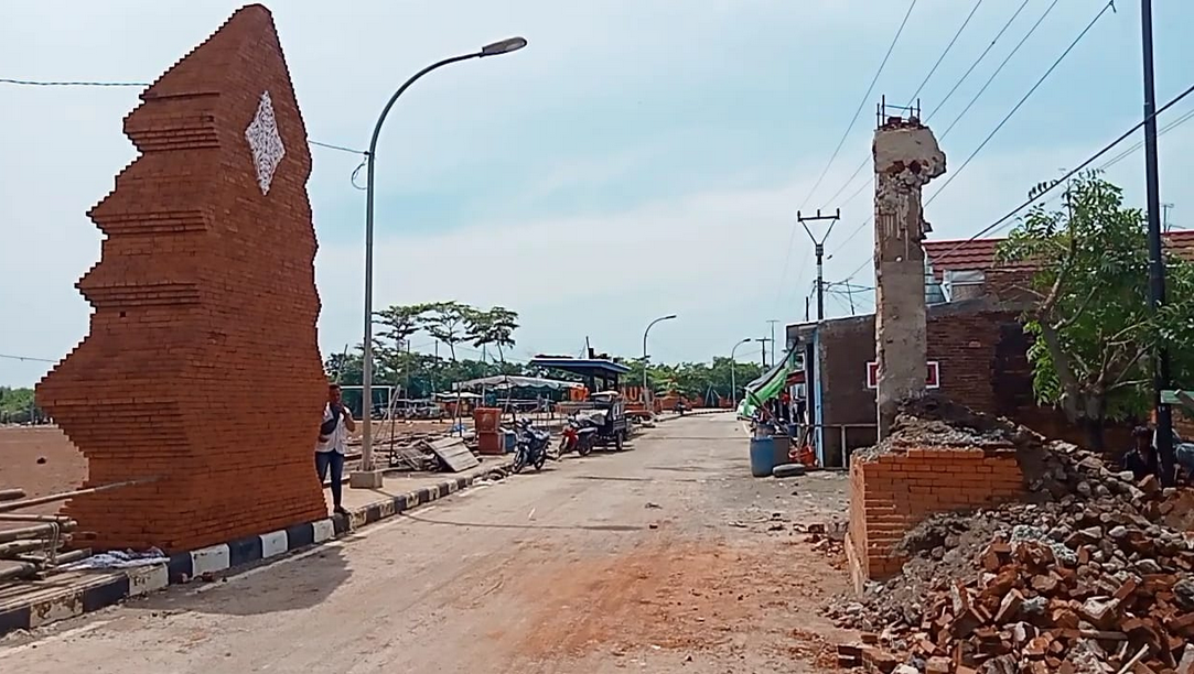 Gapura Muara Sukalila Kota Cirebon Roboh, Diduga Pelaksana Proyek Asal Jadi