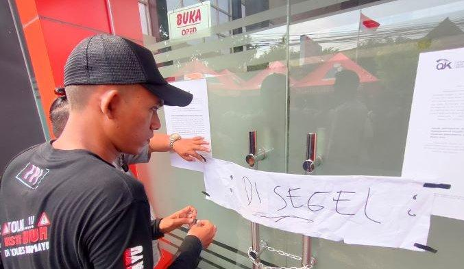 MURKA! Kantor BPR KR Indramayu Disegel Warga, Dirantai dan Digembok 