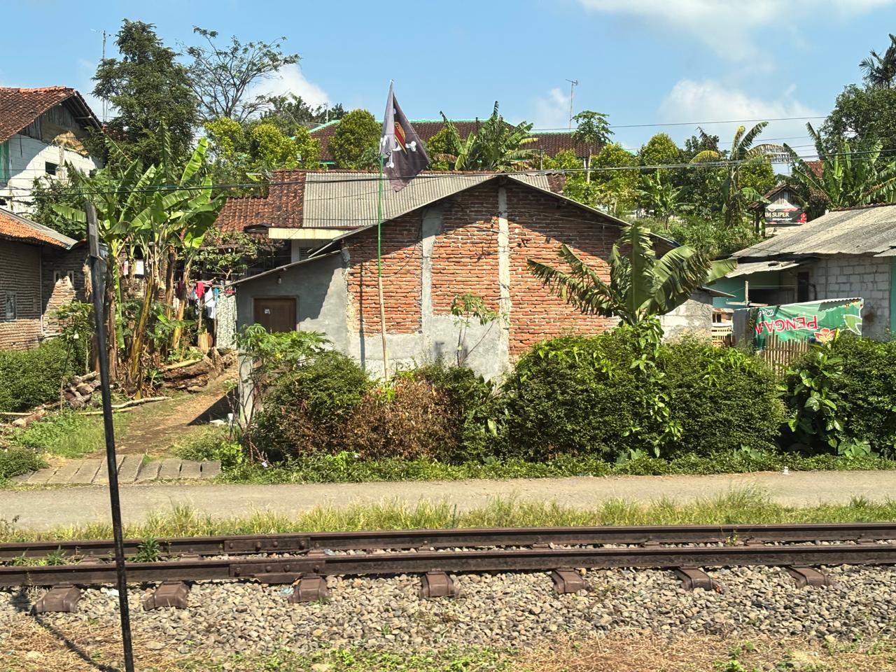 Daripada FOMO Simbol One Piece, Bupati Cirebon Ajak Warga Tetap Utamakan Bendera Merah Putih