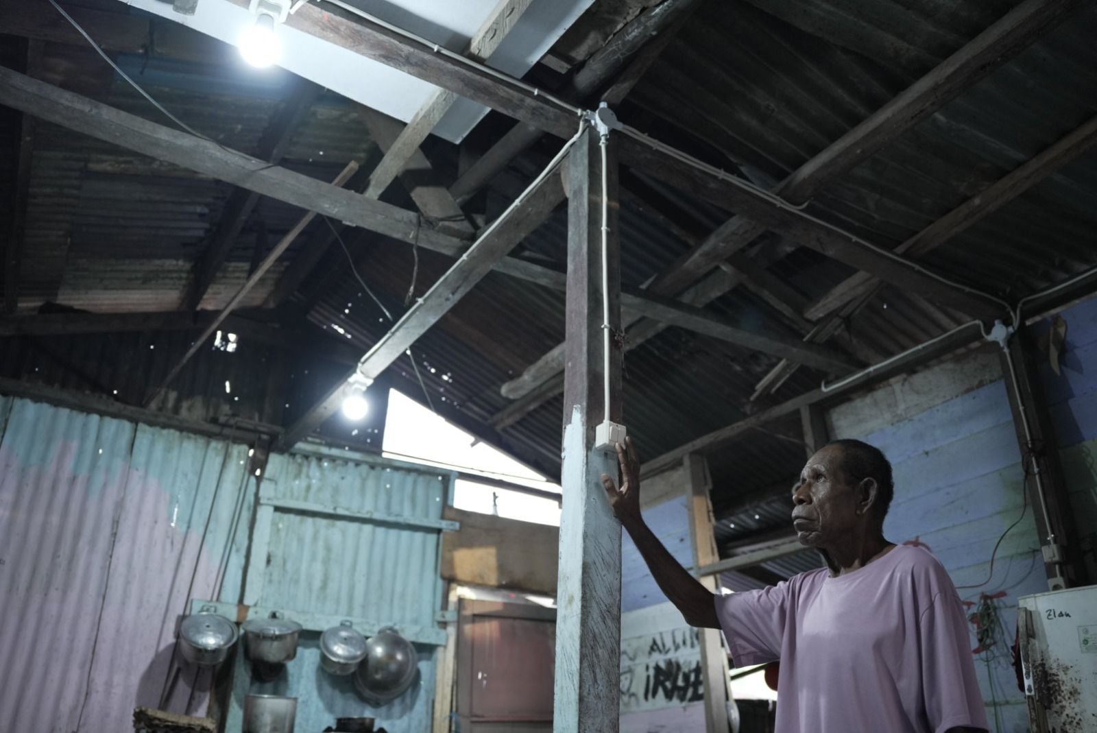 Sambung Listrik 100 Keluarga Prasejahtera di Fakfak Papua Barat