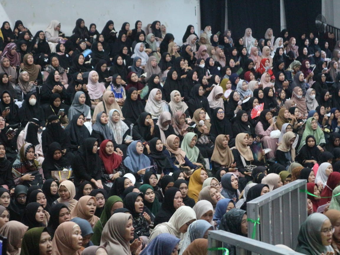 Ribuan Muslimah Ikuti Maulid Bersama Ustadzah Halimah Alaydrus di Radar Cirebon