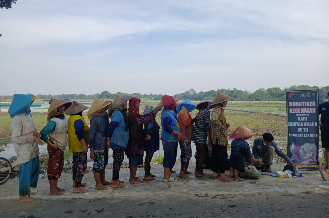 Hari Bhayangkara ke-79: Polresta Cirebon Gelar Bhakti Kesehatan Gratis untuk Petani 