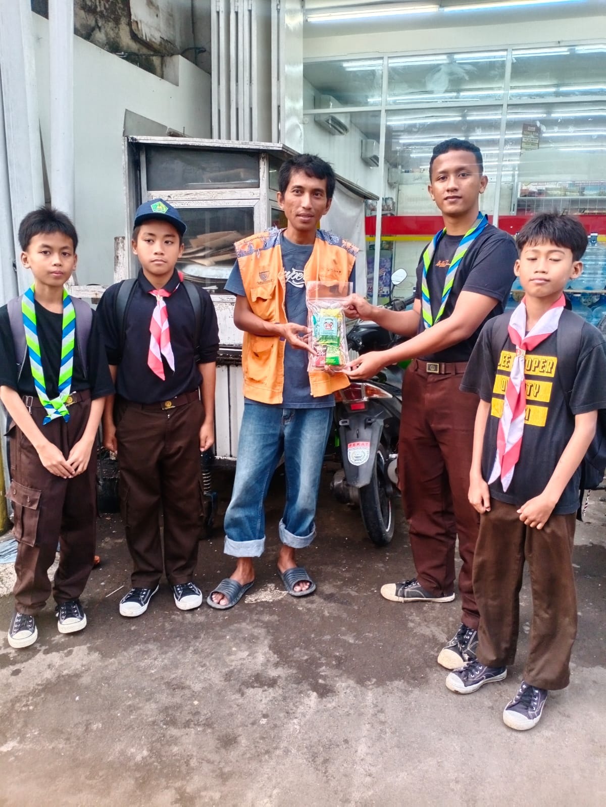 Siswa MTsN 2 Cirebon Tebar Takjil  