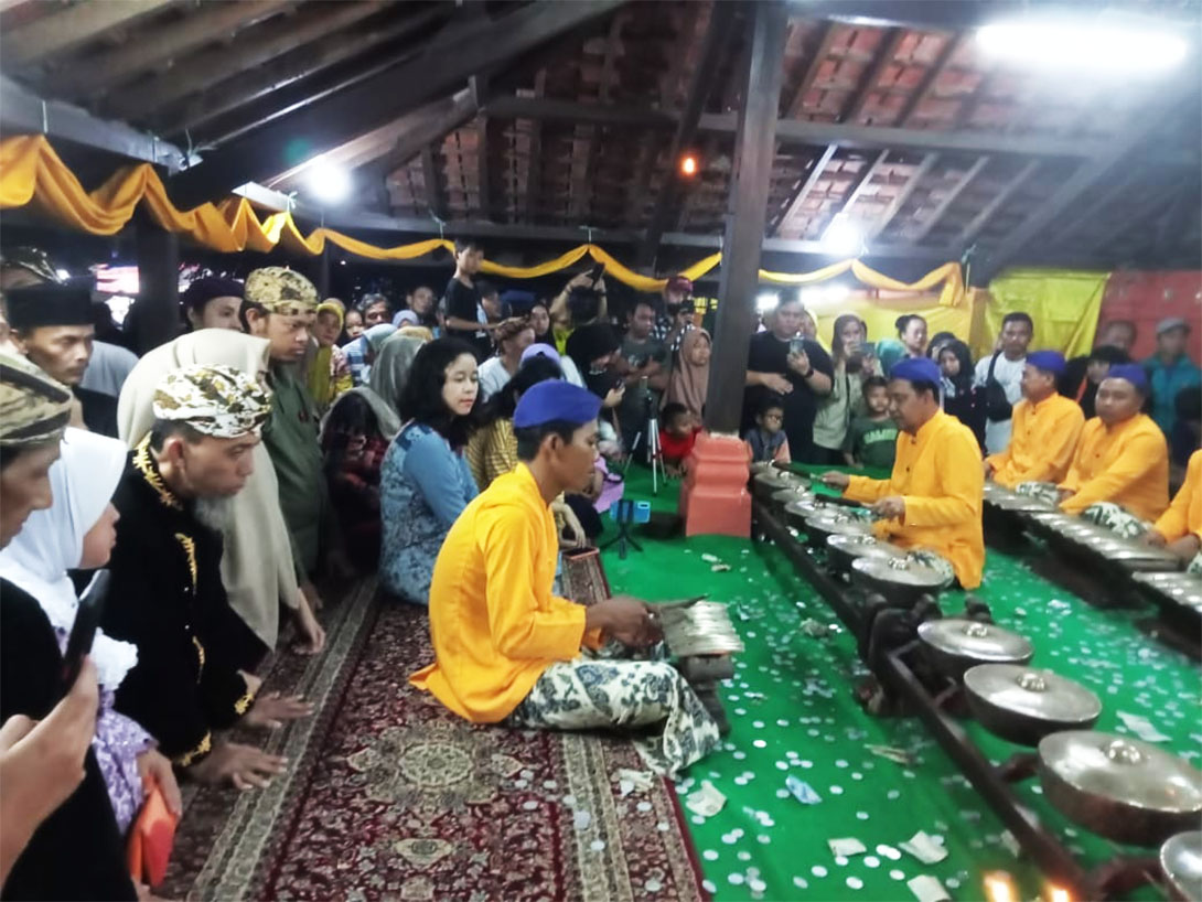 Tradisi Unik Keraton Kanoman Cirebon, Gong Sekati Dikeluarkan
