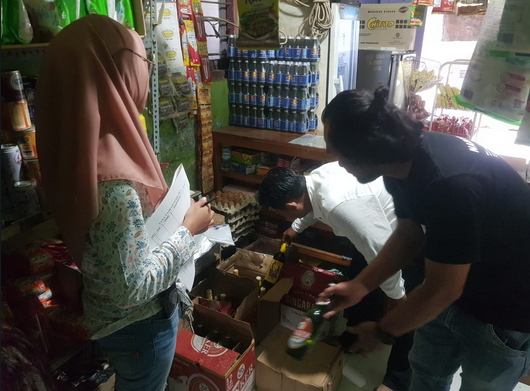 Blusukan ke Warung-warung di Sumberjaya, Polisi di Majalengka Sita Puluhan Botol Miras