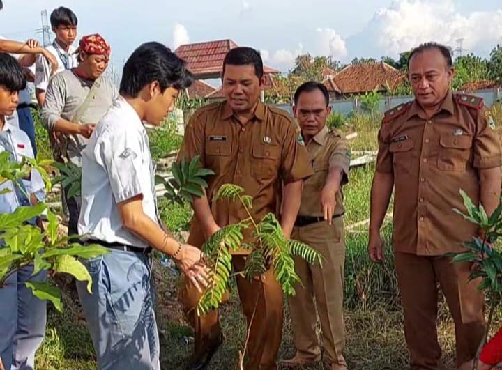 SMAN 1 Astanajapura Rayakan Kelulusan dengan Menanam Pohon