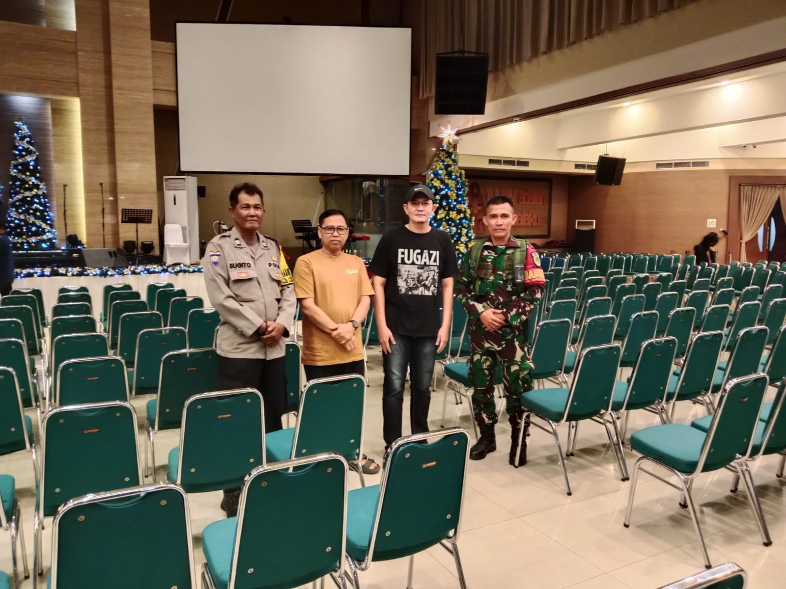 Babinsa dan Bhabinkamtibmas Lemahwungkuk Monitoring Sterilisasi Gereja Jelang Perayaan Natal 2025