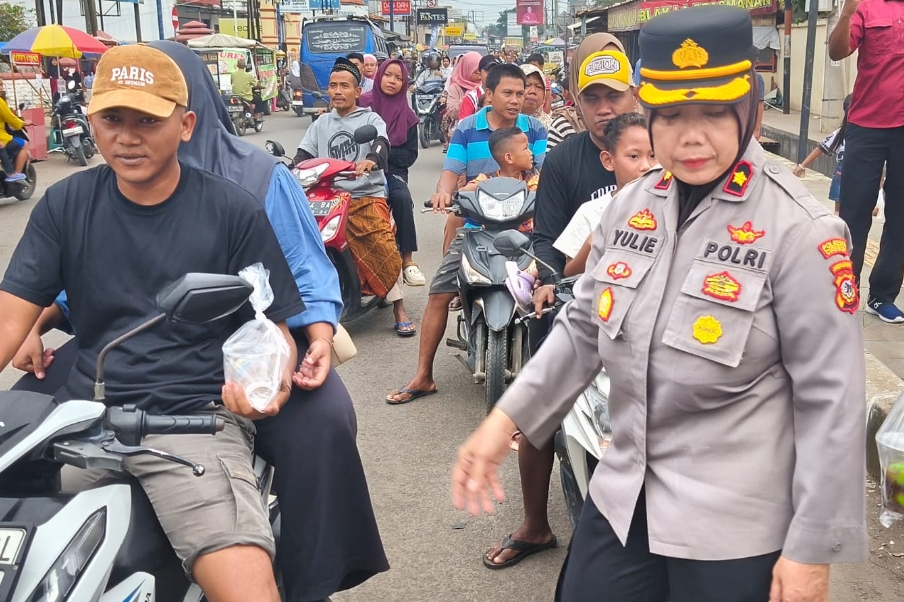 Polsek Lemahabang Bagi 200 Takjil Sambil Sosialisasi Tertib Berkendara