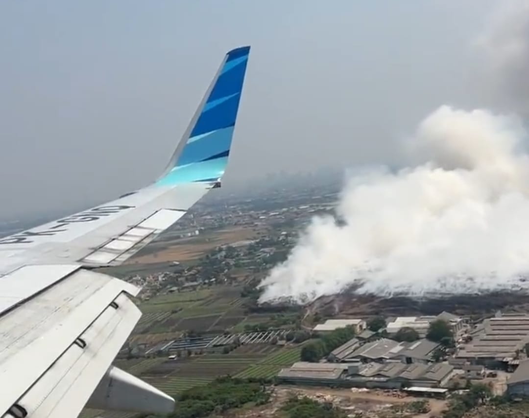 Viral Kebakaran TPA Rawa Kucing Terlihat dari Pesawat Mendarat di Bandara Soetta, Penerbangan Terganggu?
