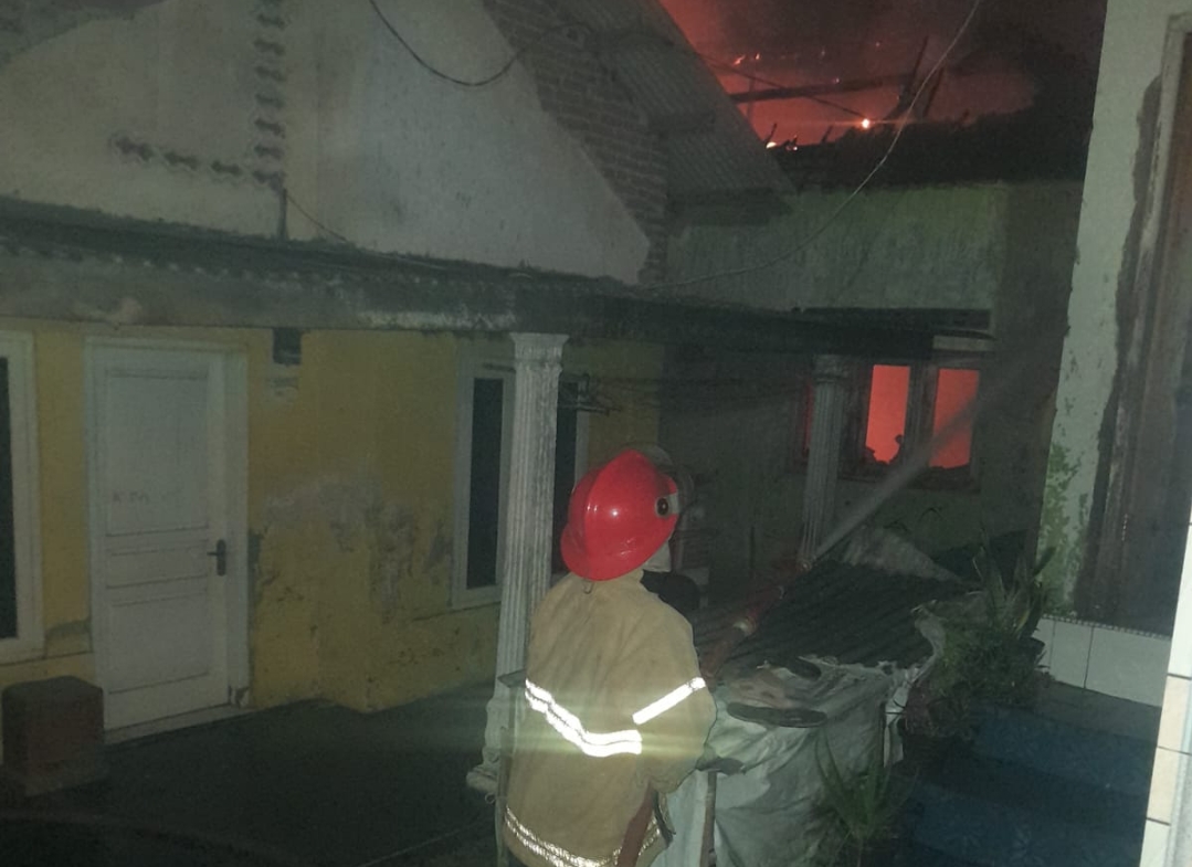 Diduga Korsleting Listrik, Rumah dan Kontrakan di Gempol Cirebon Terbakar