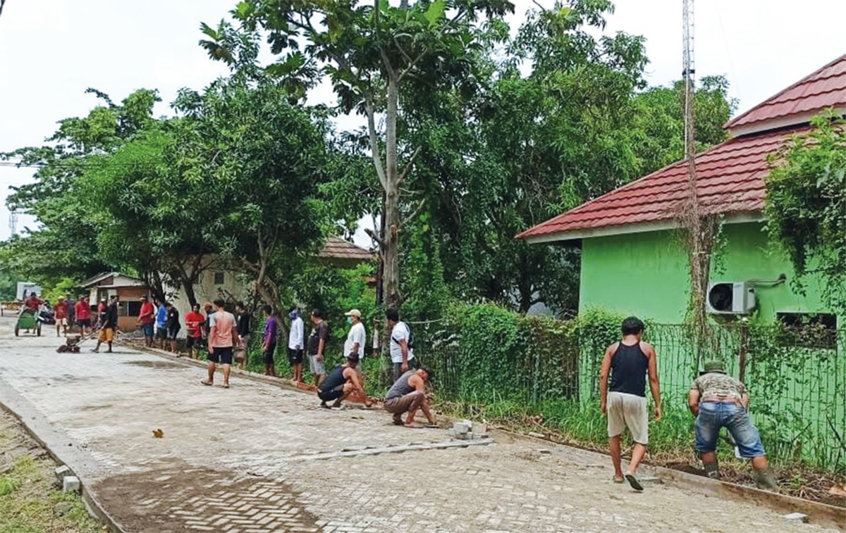 Warga Cirebon Swadaya Perbaiki Jalan Setelah Bertahun-tahun Tak Ada Perbaikan