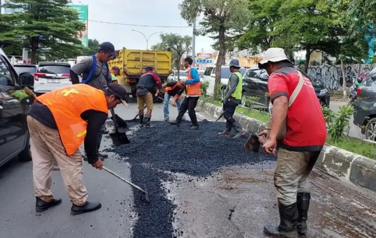 Jalan Cipto Cirebon Akhirnya Ditambal, Warga Harap Perbaikan Total Segera Dilakukan 