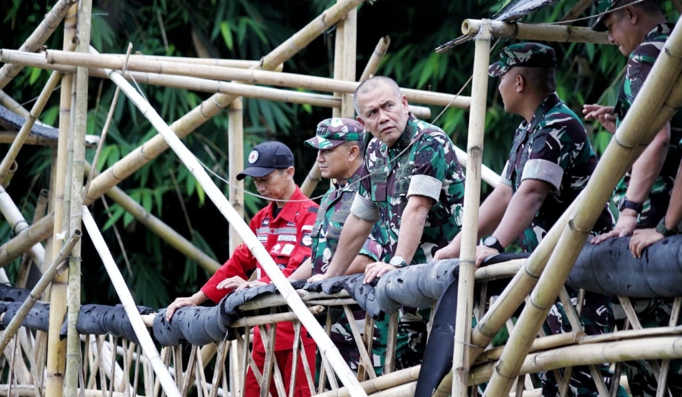 Aster Kasad Gerak Cepat! Turun Gunung Cek Pembangunan Jembatan Gantung di Cirebon