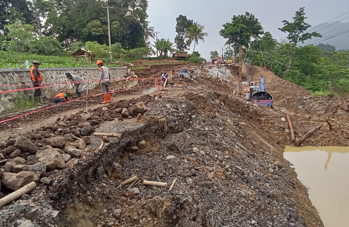 Jalan di Perbatasan Majalengka–Sumedang Lumpuh Total, di Sini Lokasinya