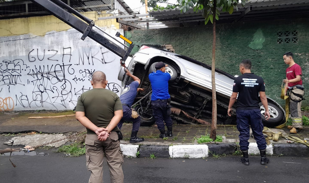 Penampakkan Mobil Terios Terperosok ke Parit di Jalan Martanegara Bandung, Sopirnya Mengantuk