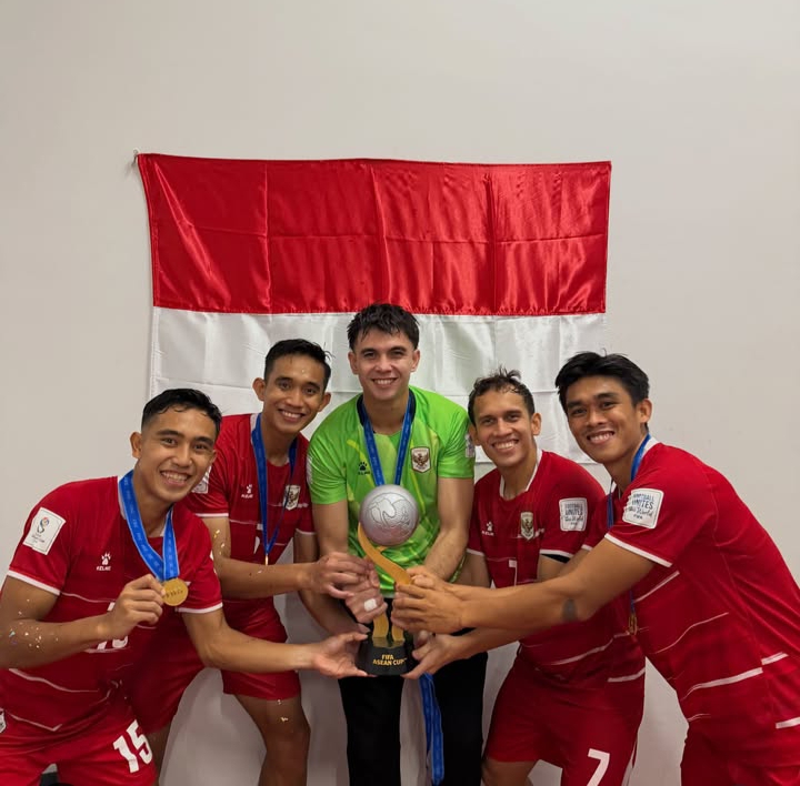 Photo: Radar Cirebon Egy Maulana Vikri Celebrates Indonesia ASEAN Cup Win With Family