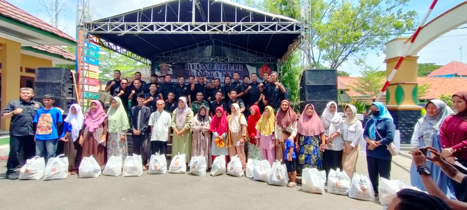 PADUKA Gelar Reuni, Bagikan 100 Paket Sembako dan Santunan Anak Yatim untuk Warga Kanci dan Kanci Kulon