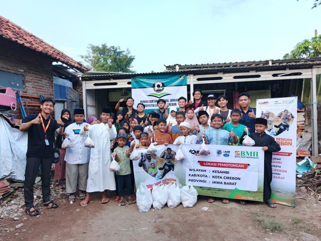 Santri RQ Thorikul Janah Terima Daging Kurban