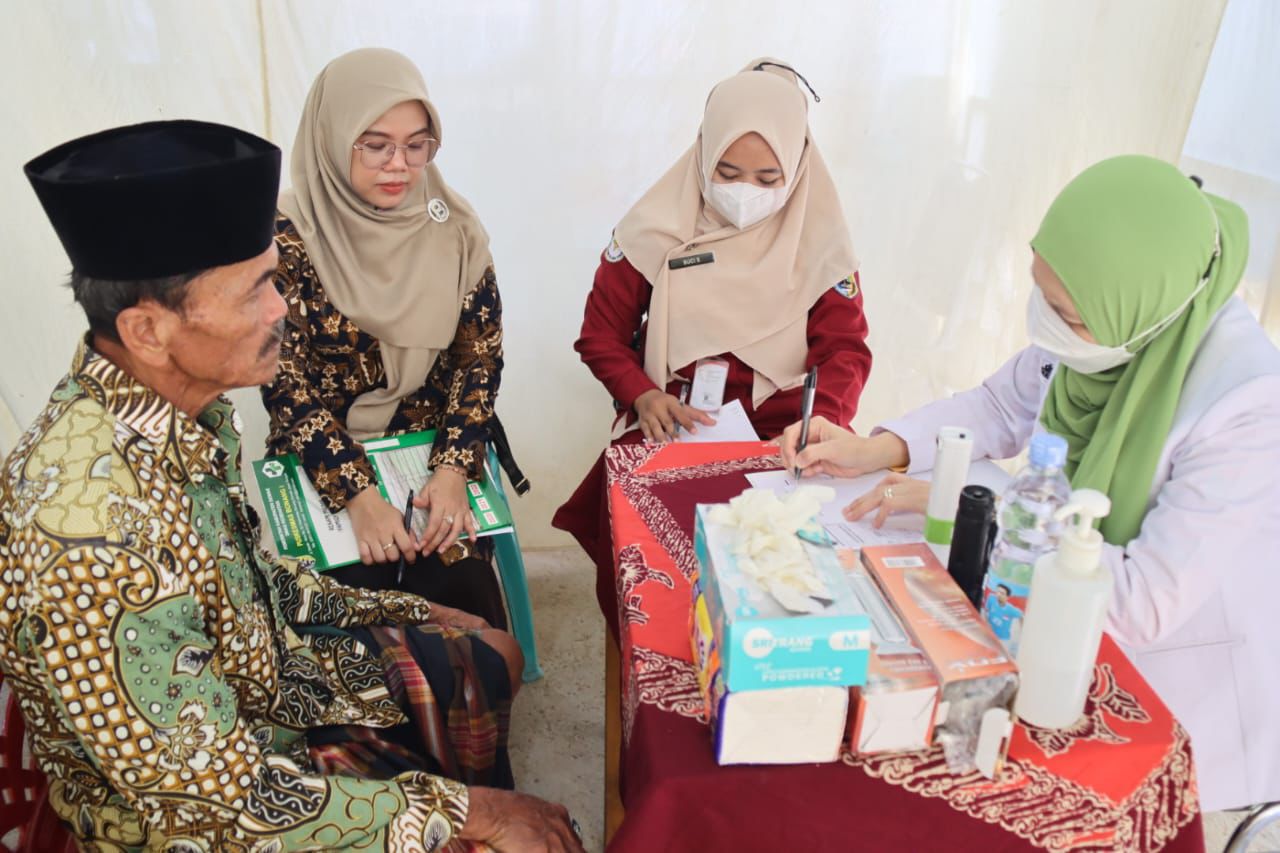 Pemprov Jateng Tangani Korban Banjir Rob di Demak: Layanan Kesehatan Gratis hingga Bantuan Sembako