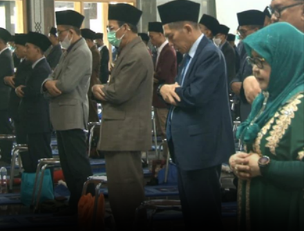 TERUNGKAP! Sosok Perempuan di Barisan Depan Jamaah Salat Ied Mahad Al Zaytun Adalah…