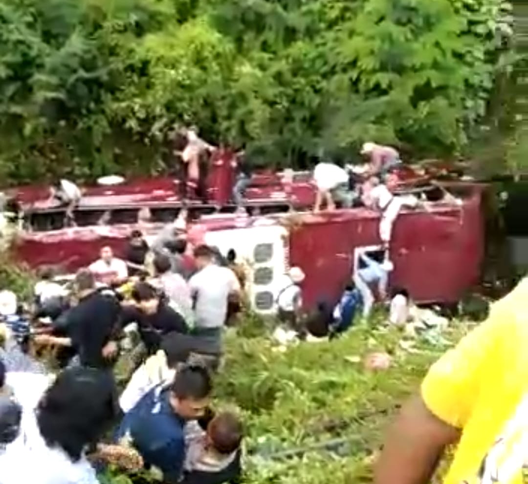 BREAKING NEWS: Bus Wisata Masuk Jurang di Guci Tegal, Banyak Penumpang
