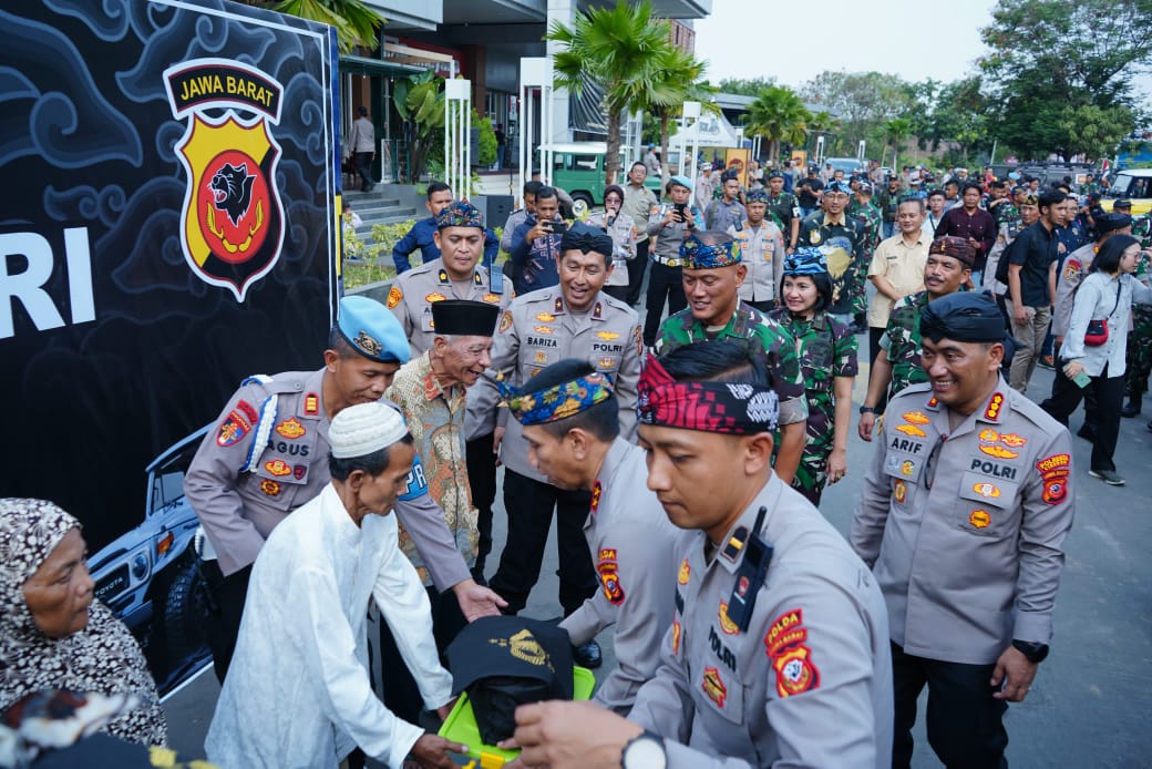 Alhamdulillah! Kapolda Jabar Serahkan Santunan Anak Yatim dan Dhuafa di Kabupaten Cirebon 