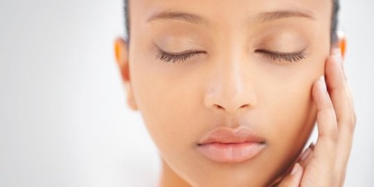 8 Cara Meratakan Warna Kulit Wajah Agar Terlihat Lebih Cerah dan Glowing
