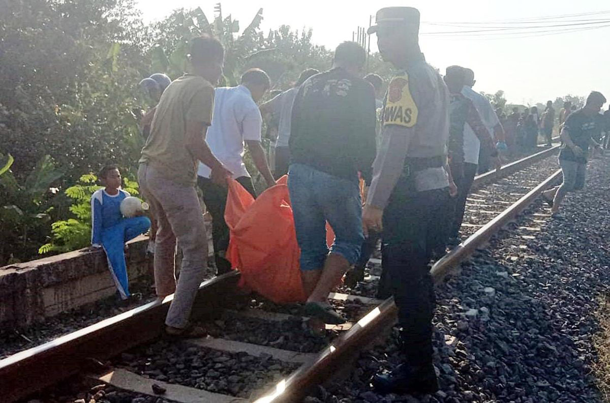 Korban Terobos Perlintasan Kereta Api, Sepeda Motor Terbelah Dua