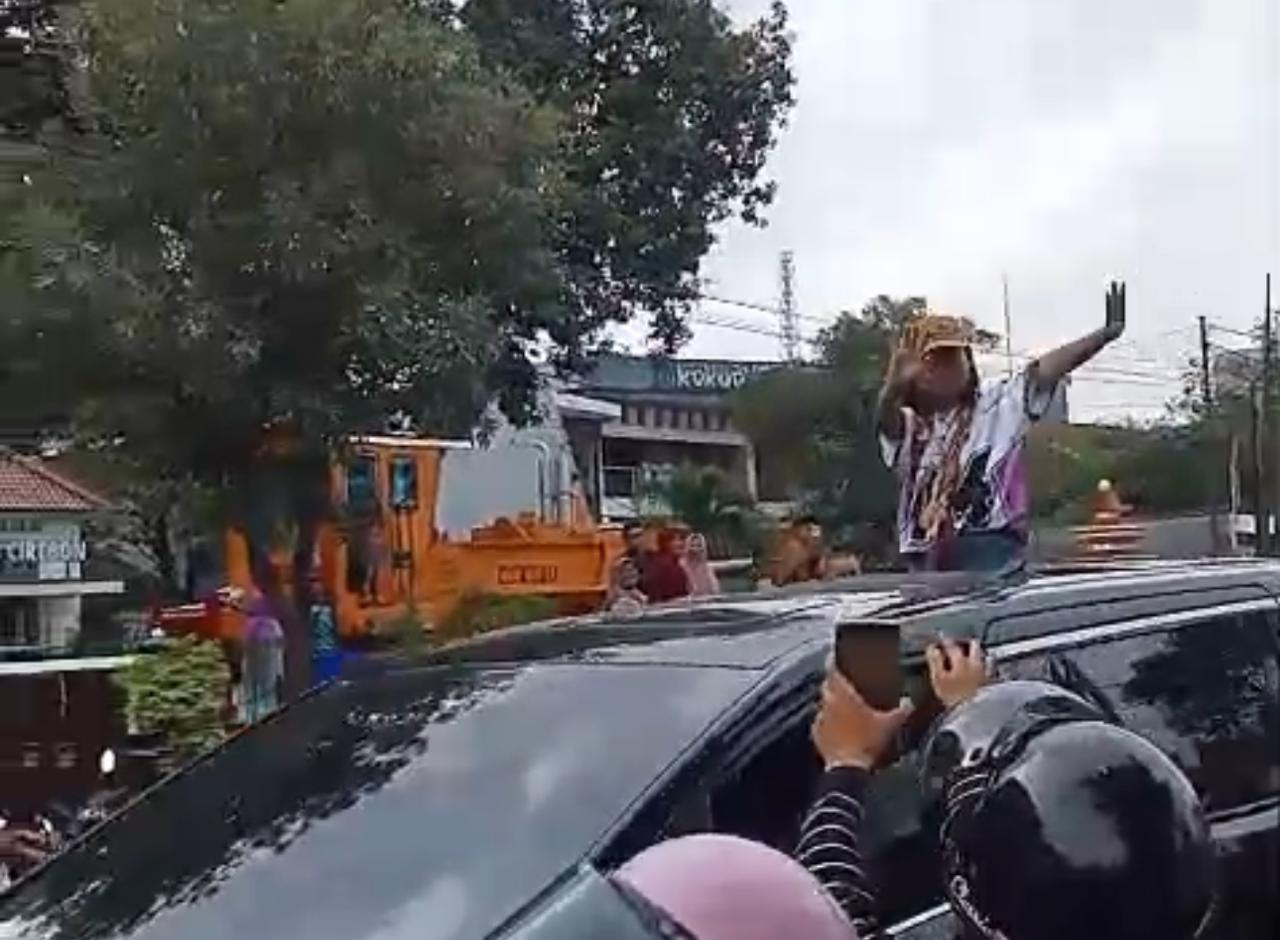 Saat Warga Ramai-ramai Rela Menunggu Dede April di Alun-alun Kejaksan: Pengen Lihat Aslinya