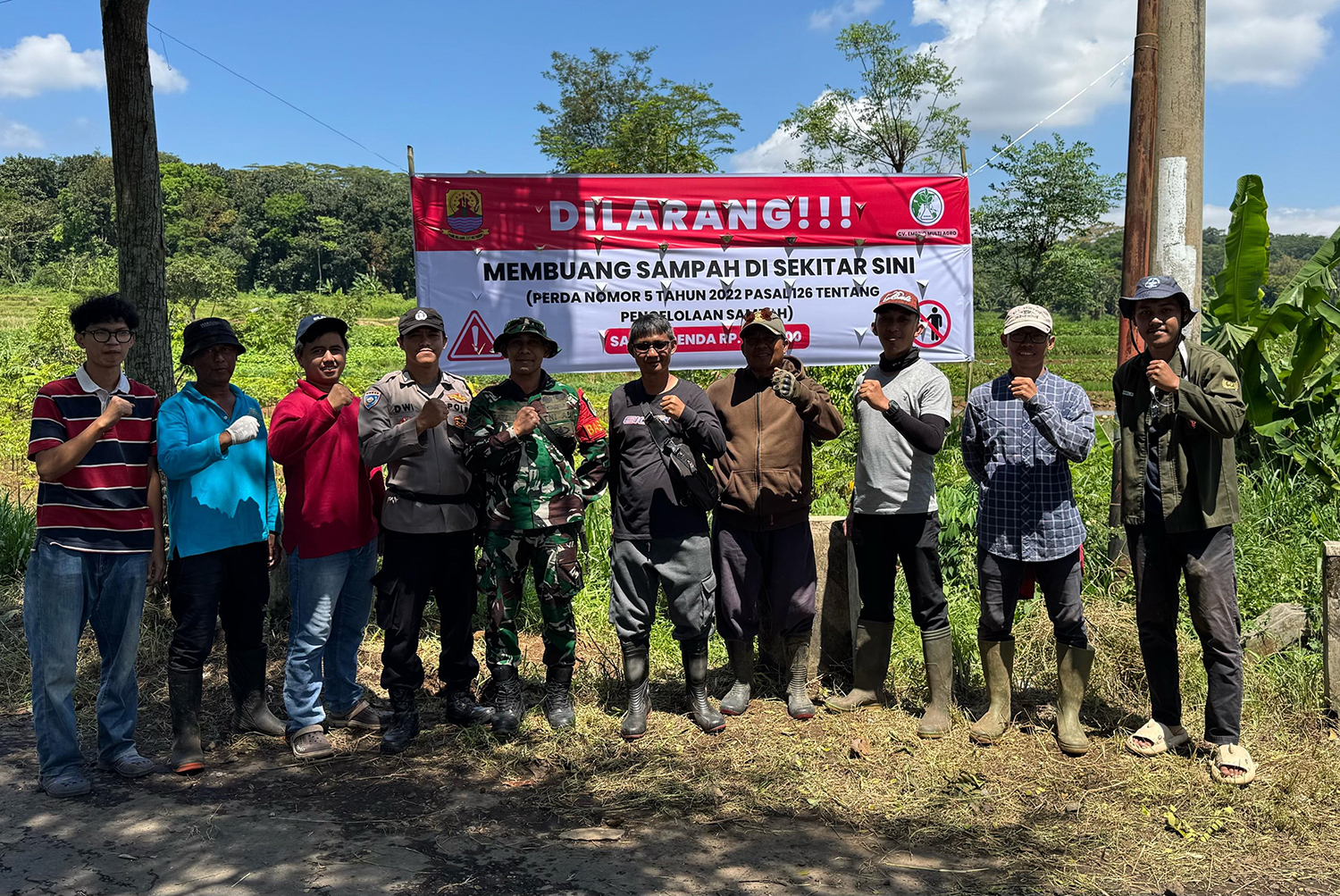 Jalan Penghubung Jadi Tempat Sampah, Warga Sindanghayu Bersama TNI/Polri Gelar Opsih