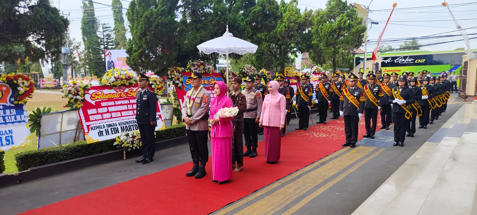 Resmi Jabat Kapolres Kuningan, AKBP Bellen Anggara Pratama Disambut Tradisi Pedang Pora