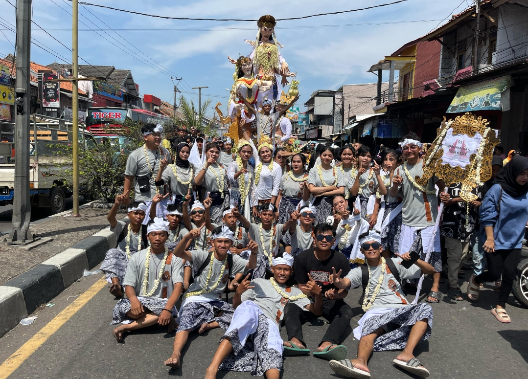 Mamayu Buyut Trusmi, Karang Taruna Gesik Tampilkan Ogoh-ogoh Nyai Saraswati 