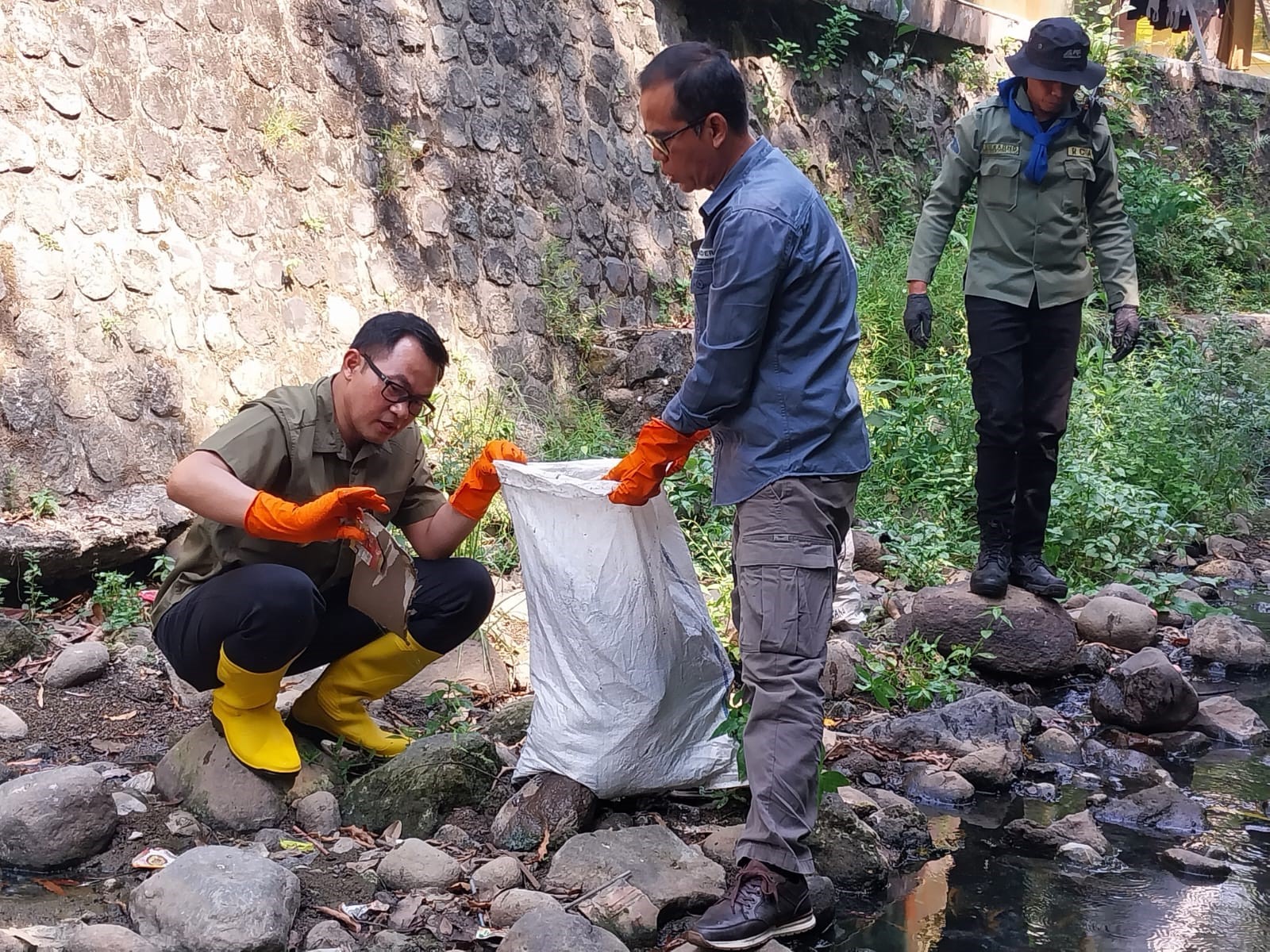 Pj Bupati Cirebon dan Kepala DLH Terdepan Bersihkan Sampah Liar