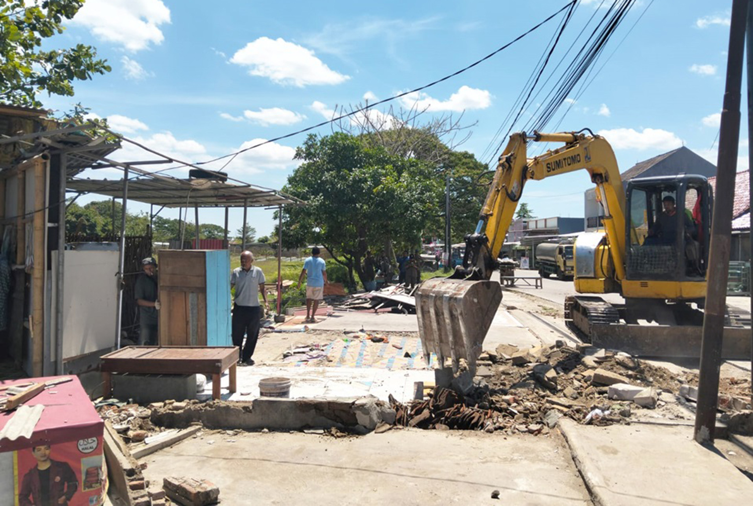 Ganggu Lalu Lintas, Satpol PP Bongkar Bangunan Liar di Jembatan Merah