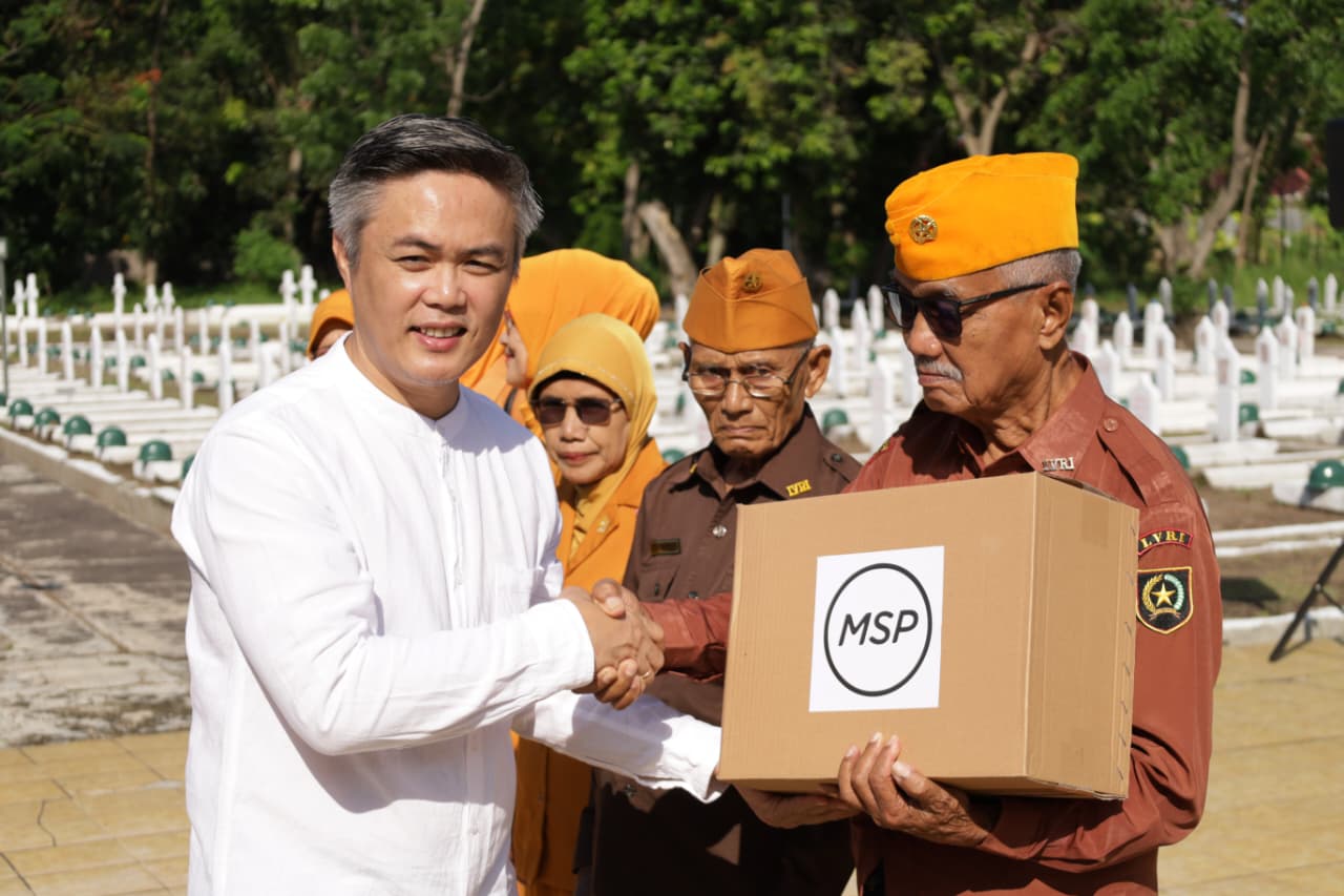 Mawar Sharon Peduli Cirebon Gelar Bakti Sosial untuk Veteran di TMP Kesenden