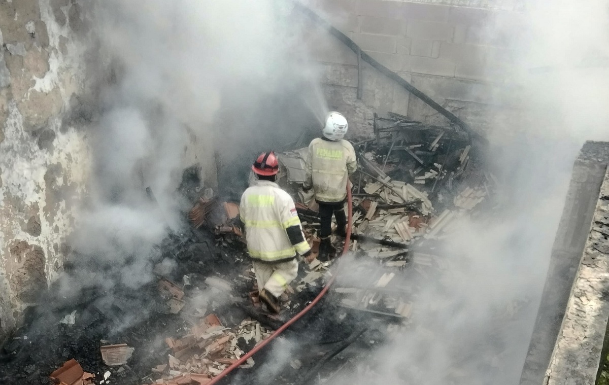 Api Berkobar Sejak Subuh, Gudang SMPN 1 Kertasemaya Indramayu Ludes Terbakar