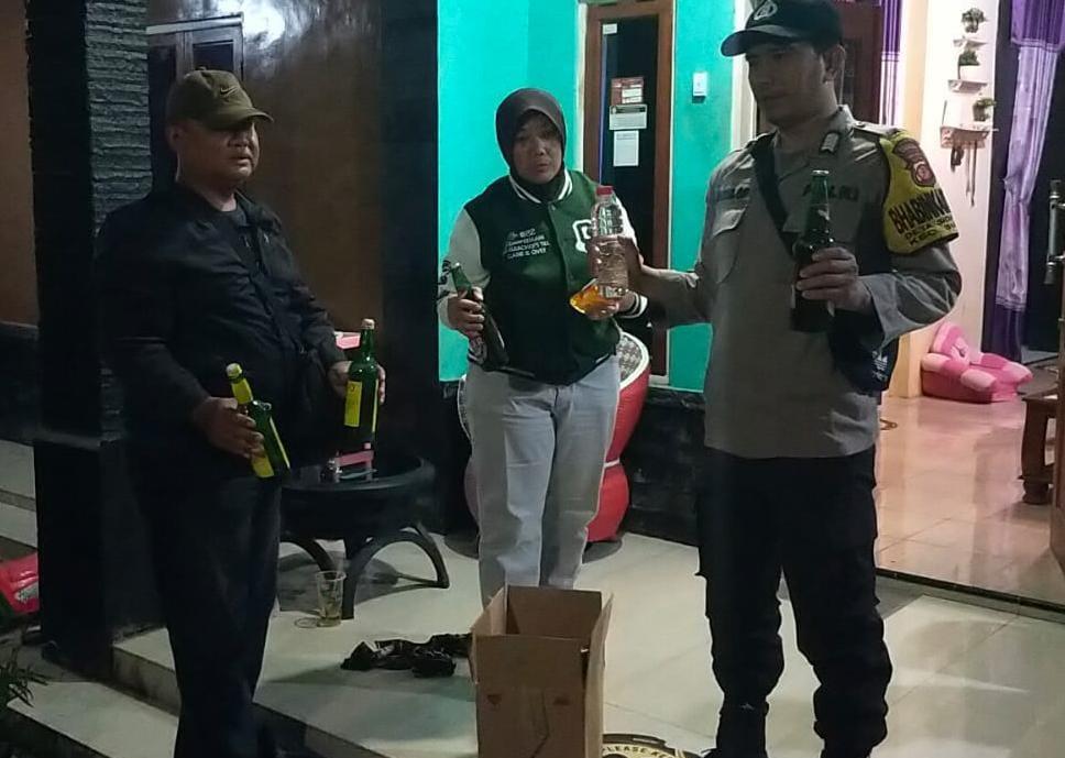 Warga Mengadu Melalui Layanan CLBK, Polresta Cirebon Langsung Sita Puluhan Botol Miras