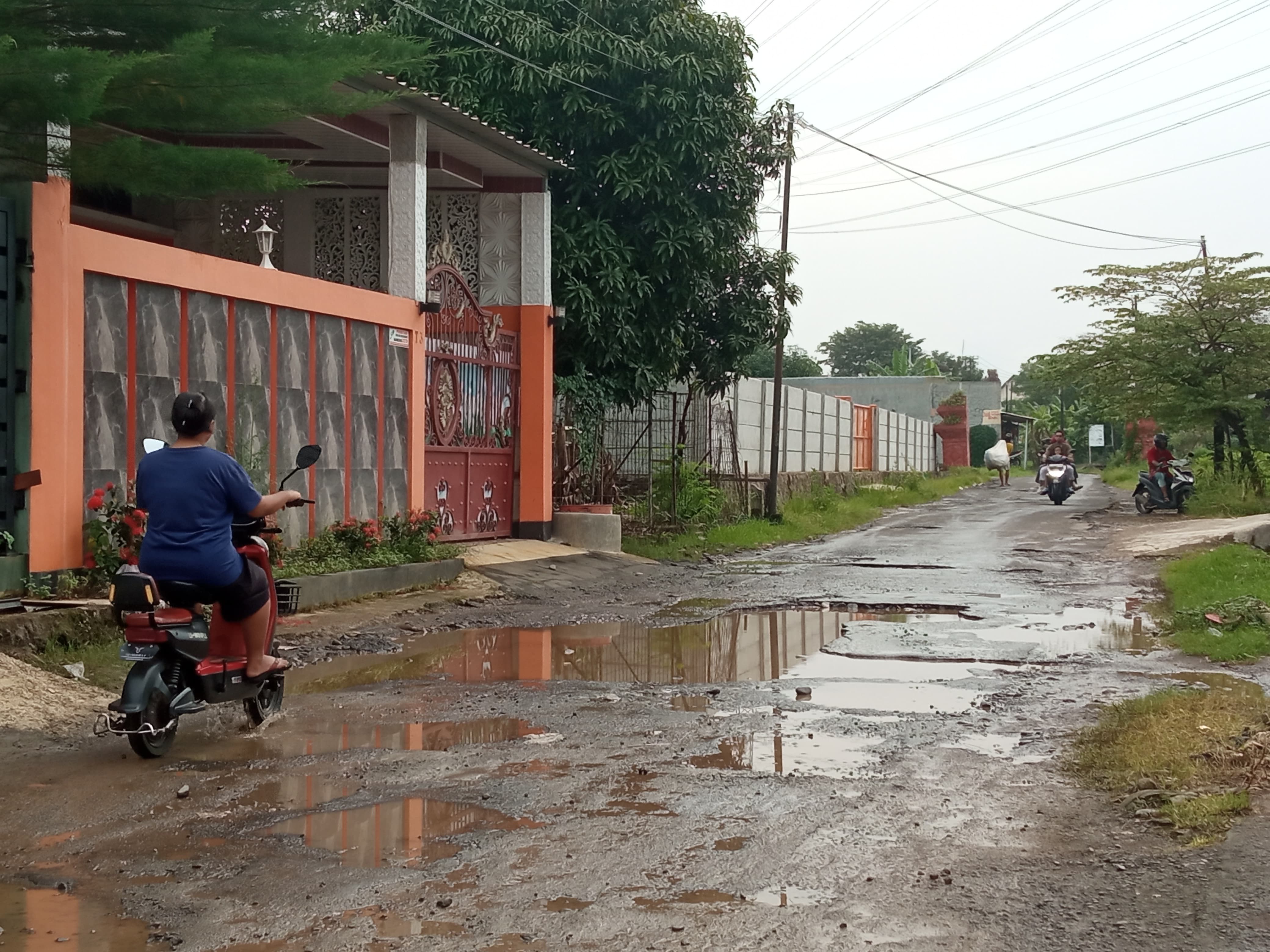 Mei 2025, DPUPR Segera Perbaiki Jalan Swasembada Kesambi yang Rusak. Segini Anggarannya