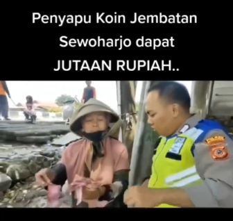 VIRAL! Ibu Penyapu Uang Koin Jembatan Sewoharjo Subang Diprank Pemudik, Sampai Nyebur Sungai 