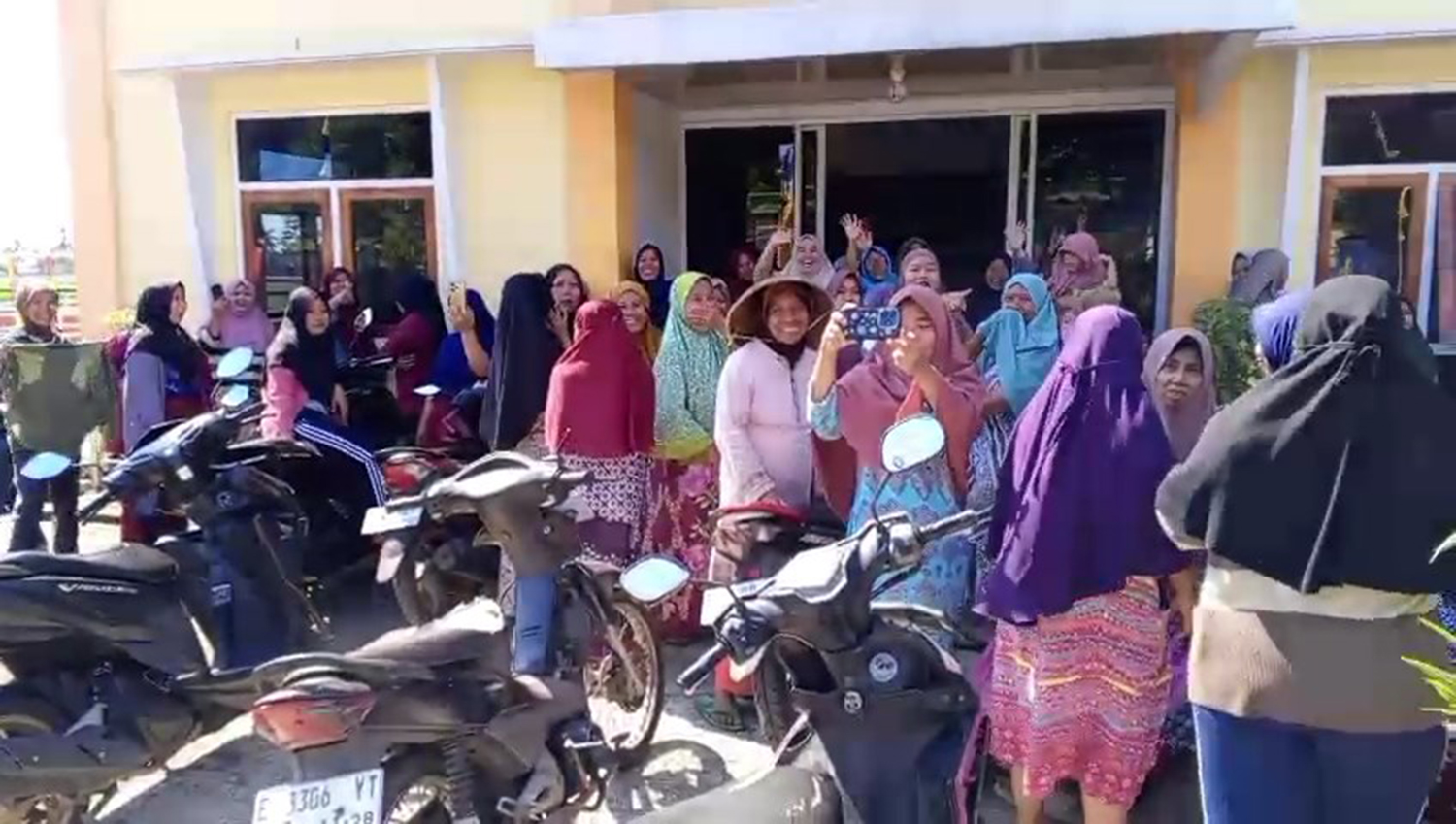 Predikat Hewan Liar Hilang di Tangan Emak-Emak, Macan Tutul Masuk Desa di Kuningan Jadi Buruan Foto