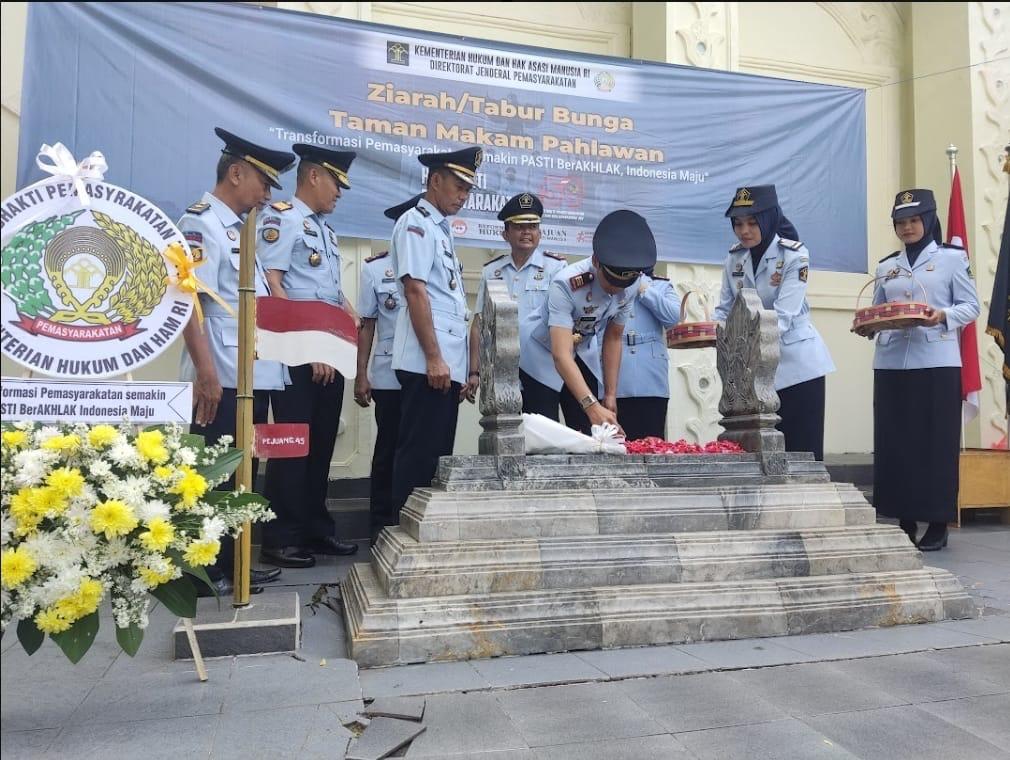 Rupbasan Cirebon  Tabur Bunga di Makam Ismail Saleh