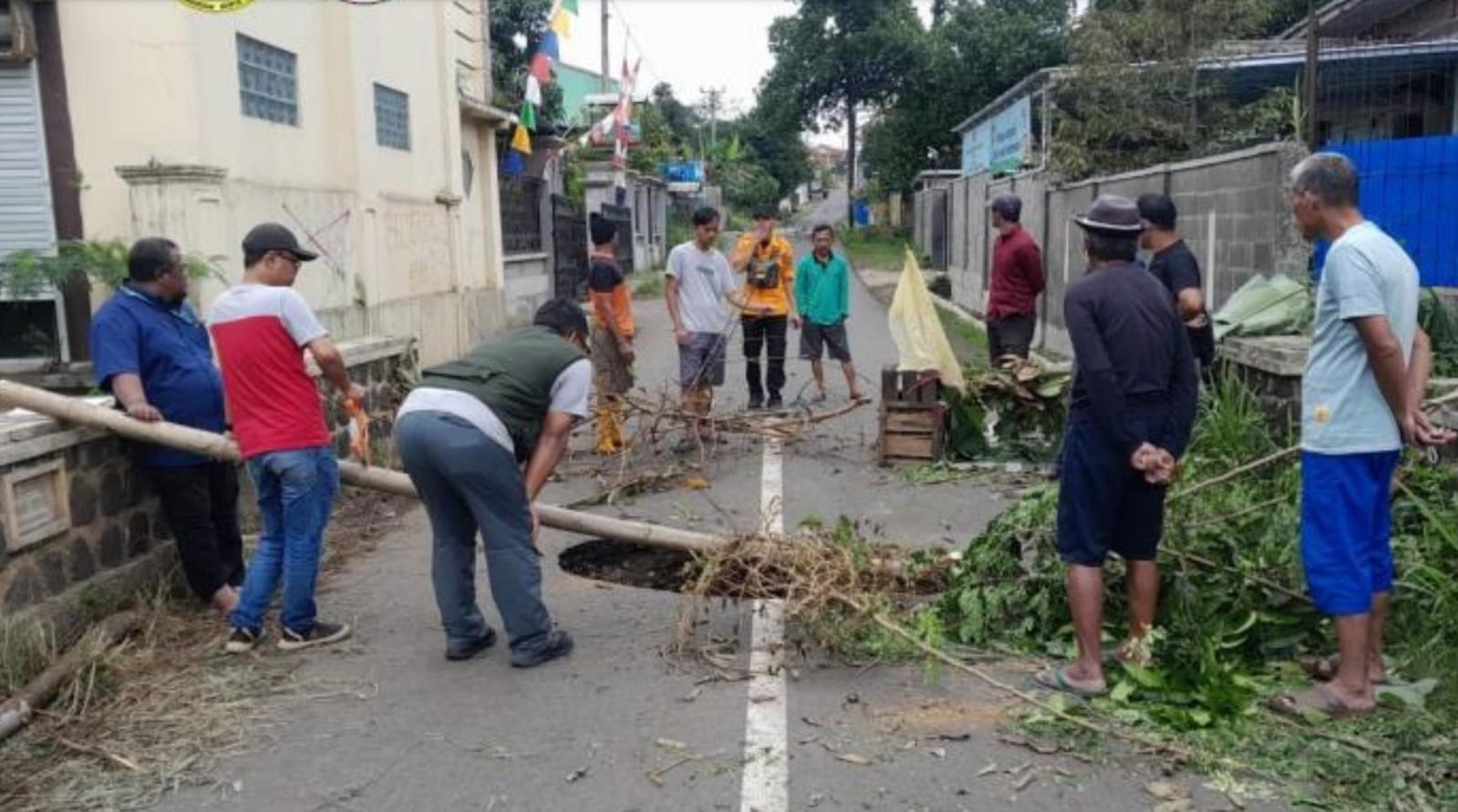Gorong-gorong Jembatan Cibungkan Ambles, Akses Warga Lumpuh Total