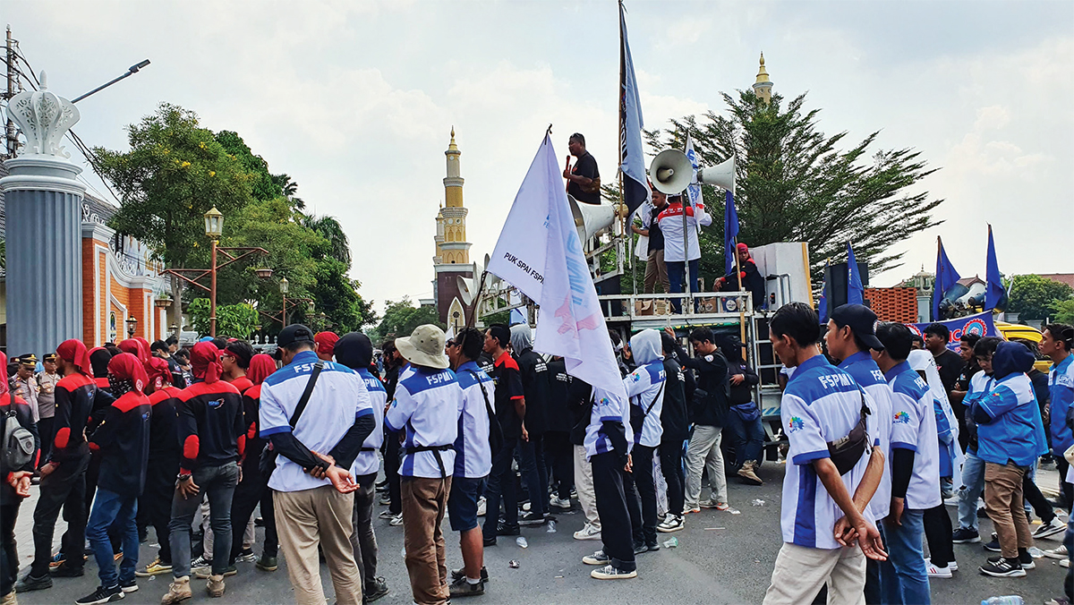 Demo Buruh di Majalengka, Pendopo Bupati Digeruduk, Sempat Dorong-dorongan di Depan Pabrik