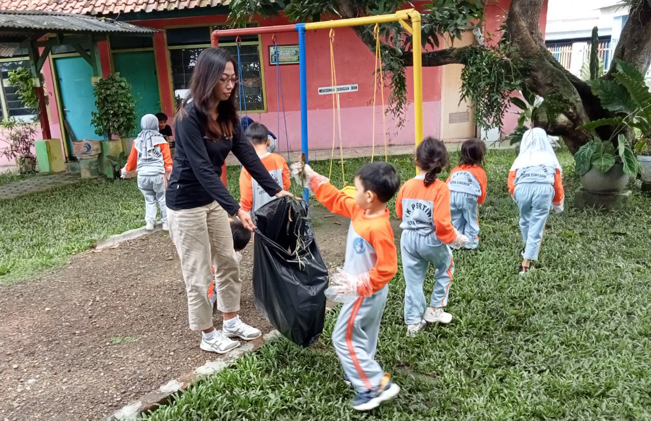 Hari Peduli Sampah Nasional, Ajak Siswa TK Pertiwi Punguti Sampah