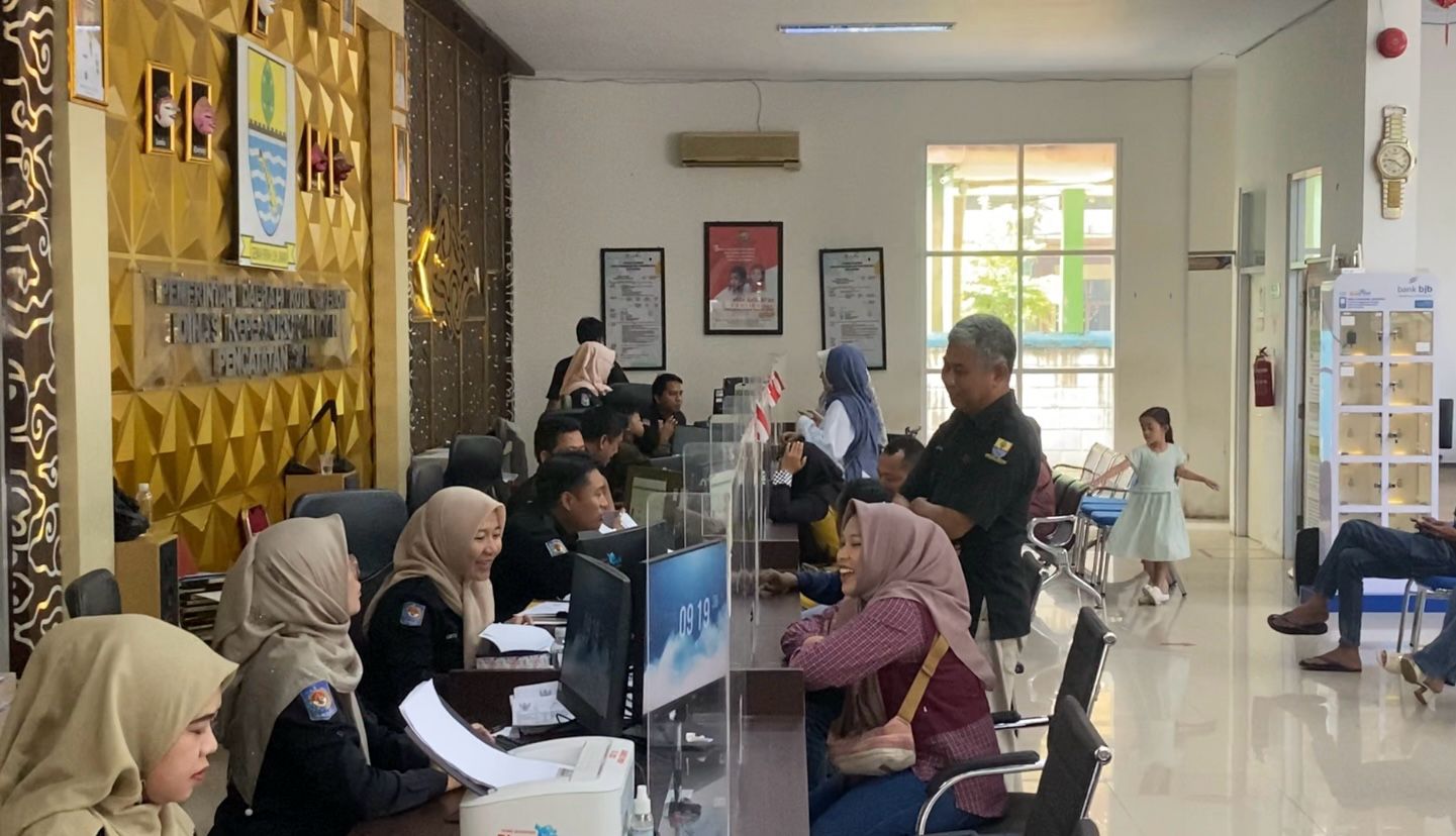 Tetap Melayani di Hari Libur, Disdukcapil Layani Ratusan Warga Per Hari