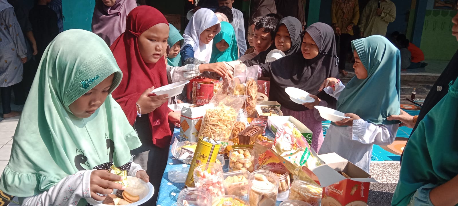 Halal bi Halal, SD Peradaban Global Quran Bertukar Kue Lebaran di Hari Pertama Masuk Sekolah 