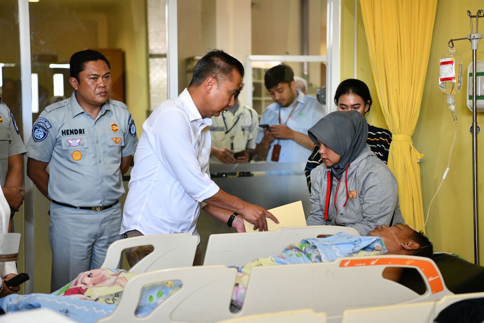 Pj Gubernur Jabar Jenguk Korban Kecelakaan Maut di GT Ciawi 2: Kami Turut Berdukacita