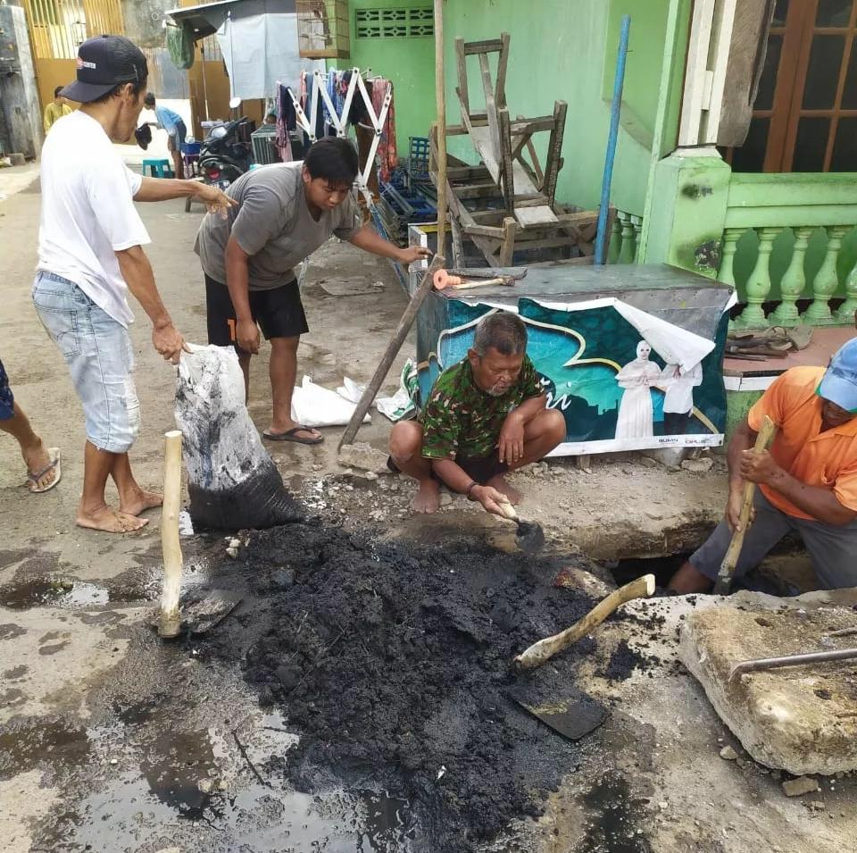 Konci Rianty Bersih-bersih Lingkungan di Kanoman Utara