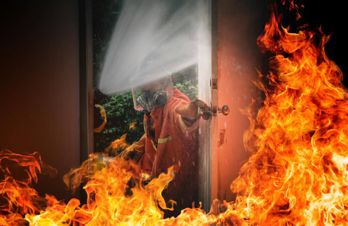 Kebakaran di Lemahwungkuk Cirebon Dipicu Tabung Gas Bocor, 21 Personel Diterjunkan